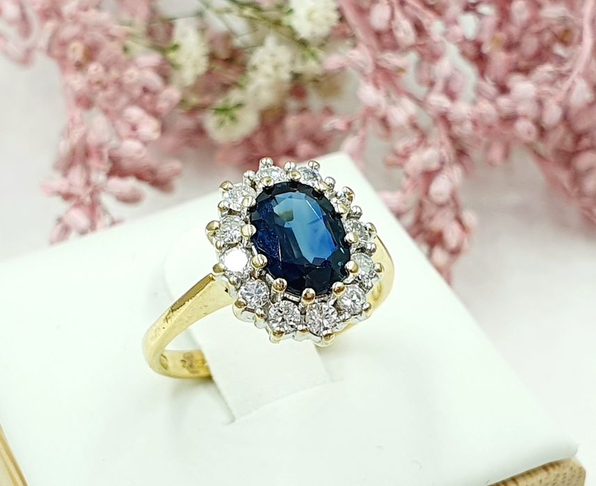Złoty pierścionek z Szafirem I Diamentami 750