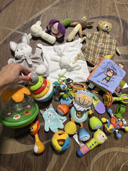 Іграшки для найменших, шуршалки, пищалки