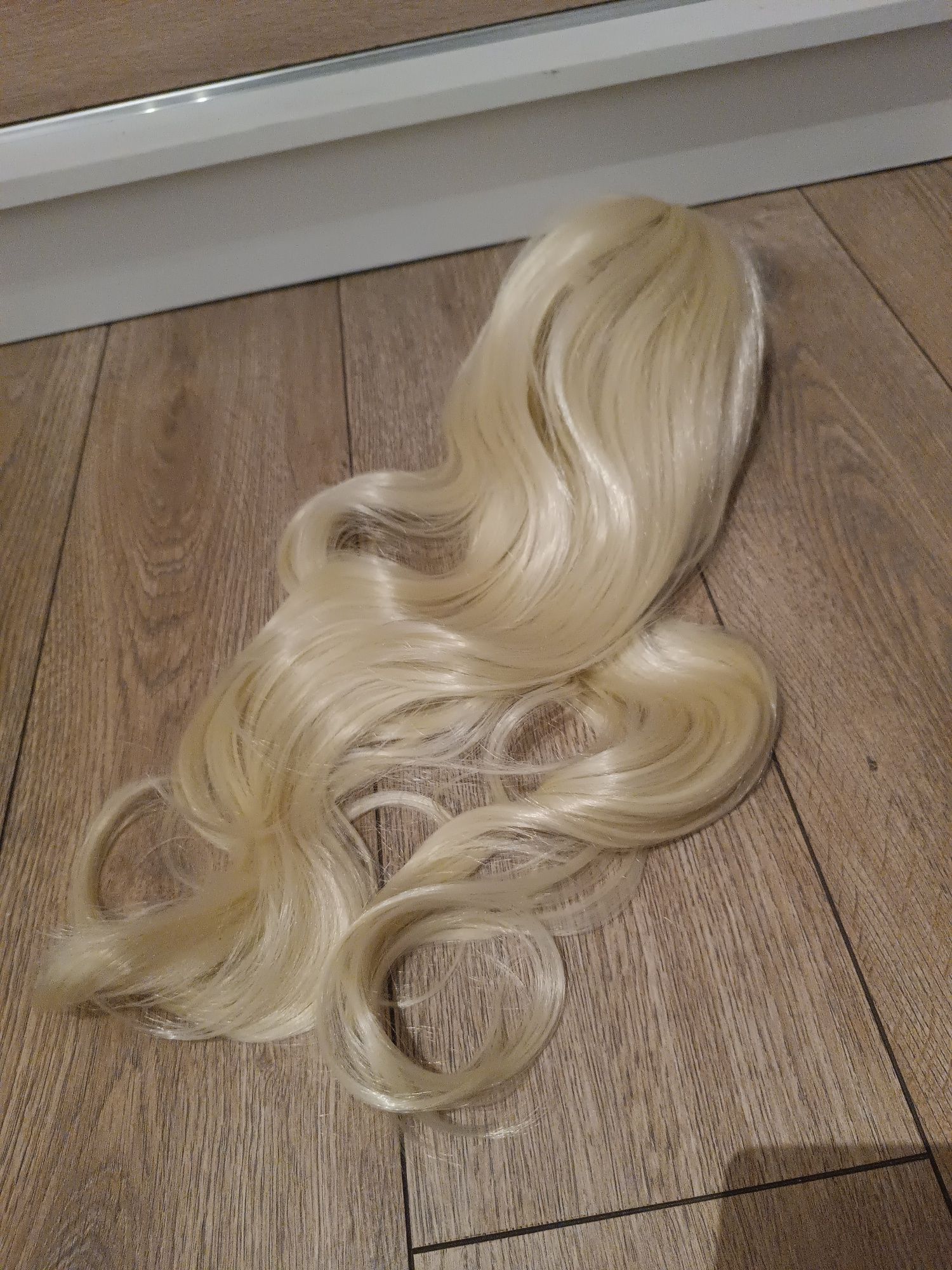 Długa blond peruka