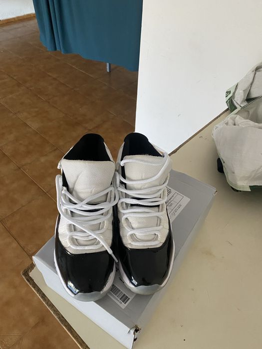 Jordan 11 preta e branca tamanho 42