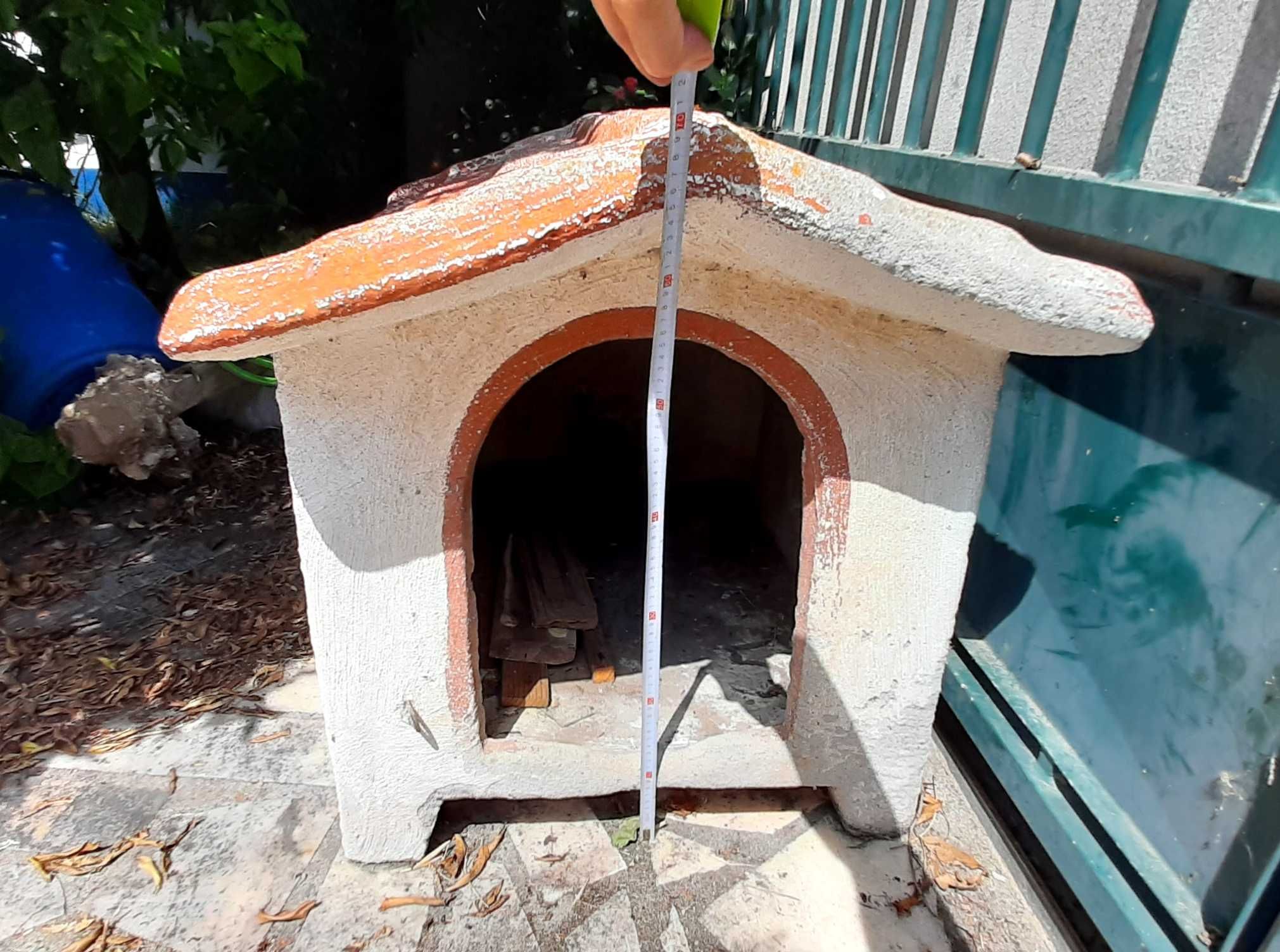 Vende-se casota de cimento para cão de porte médio.