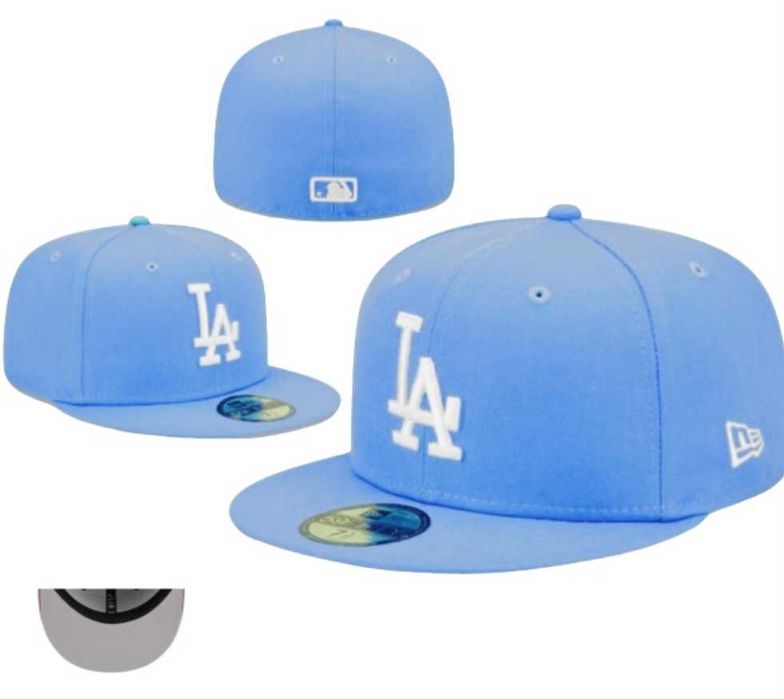 Vários tipos de bonés novos para venda