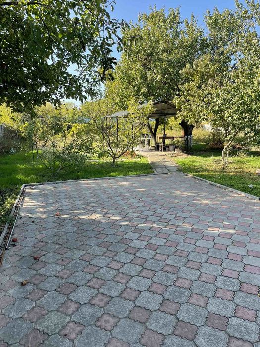 Здається невеликий будинок  на Космосі біля Обласної лікарні