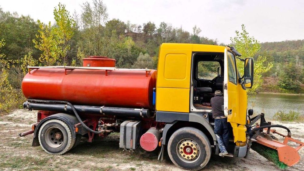 Продам поливомийну, вбиральну машину Volvo FH12