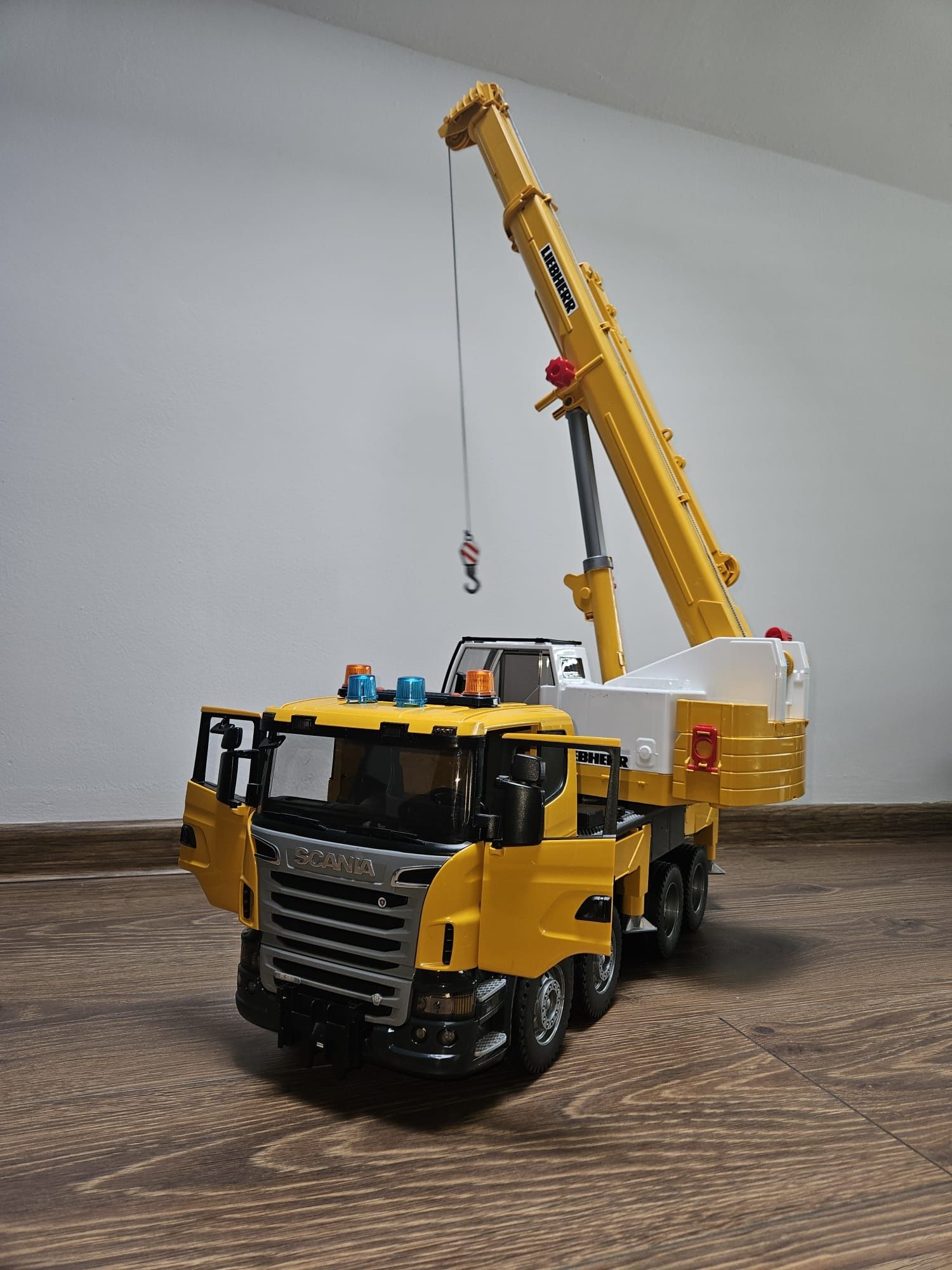Bruder 03571 Scania Super z dźwigiem Liebherr