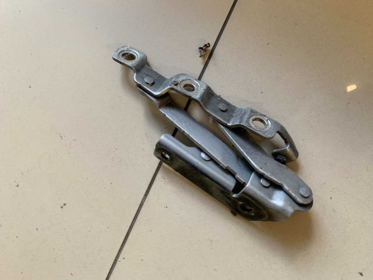 Zawiasy siłowe klapy bagażnika L+R Nissan GTR R35