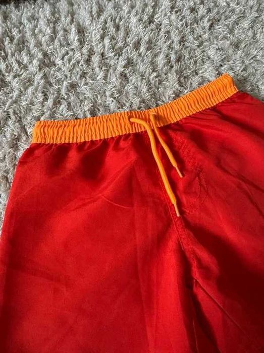 Czerwone szorty kąpielowe kąpielówki dla chłopca Sinsay 122/128