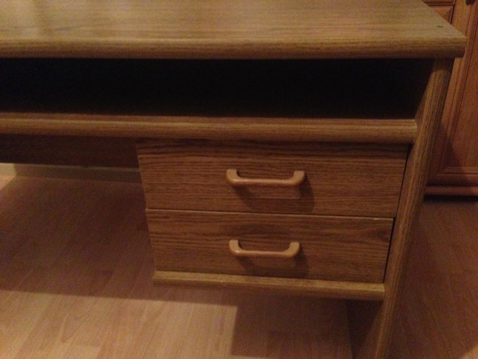 Pojemne, solidne biurko z szufladami