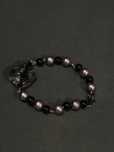 Pulseira preta e prateada com pedra