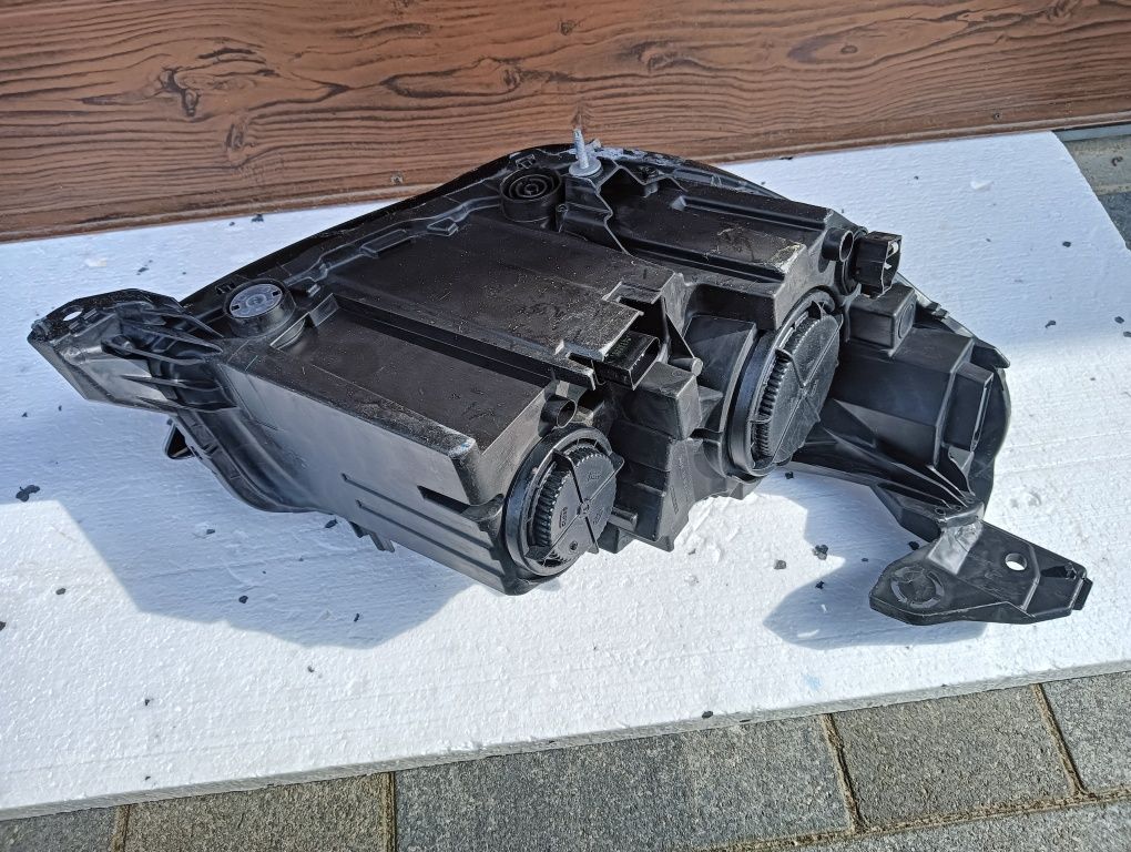 Opel Corsa F przednia lewa lampa zwykła