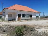 Prédio constituído por café snack-bar, moradia em Canha , Montijo