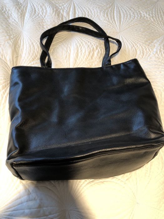 Czarna torebka z ćwiekami z ekoskóry .