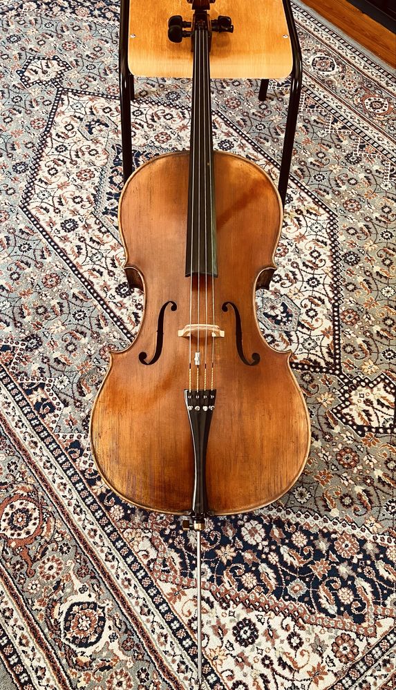 Violoncelo construído à mão.