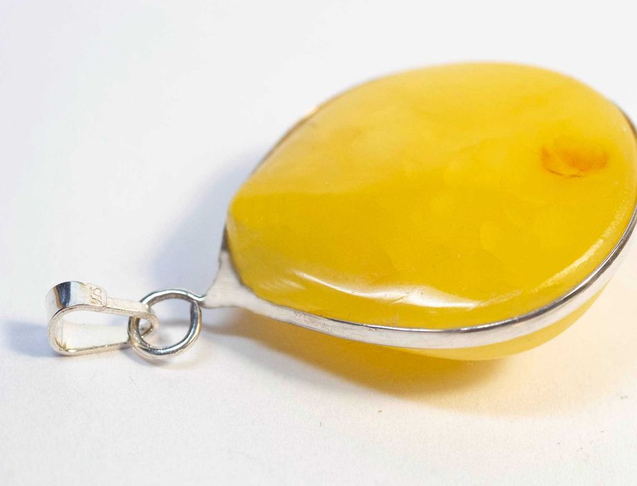 Wisiorek  z bursztynu