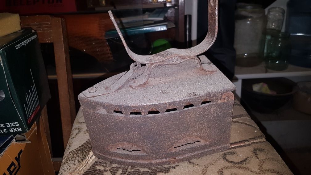 Утюг старинний на вугілля .