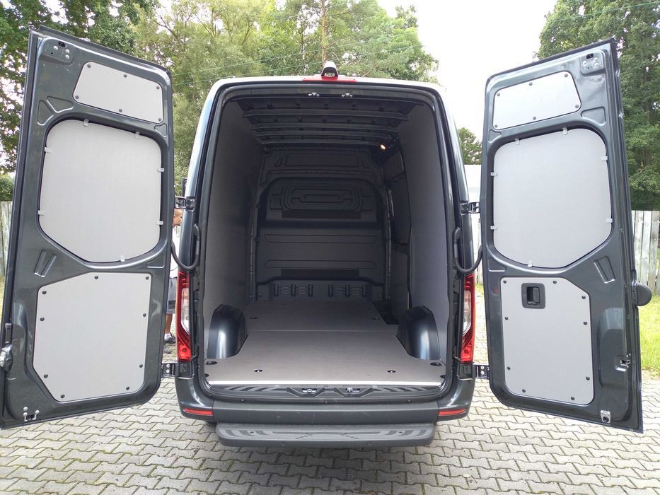 Zabudowa boków i drzwi na busie Mercedes Sprinter L3H2