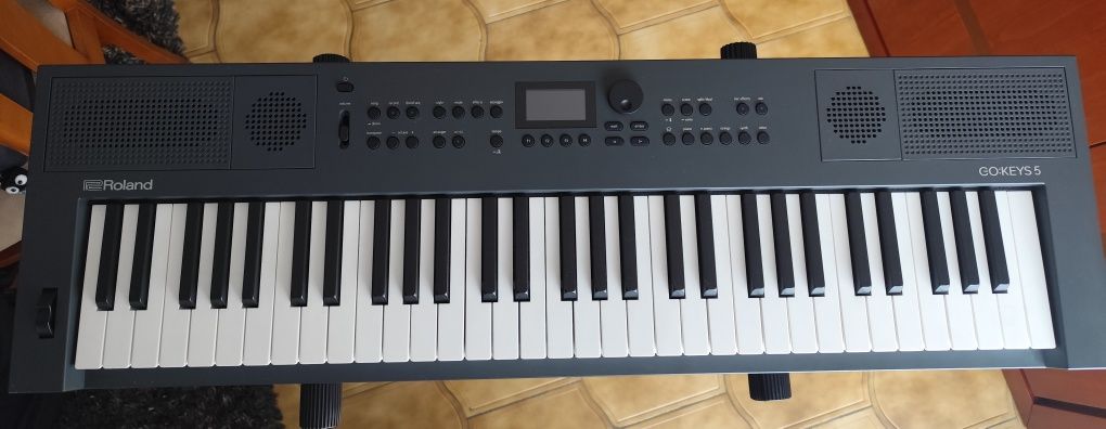 Piano Roland GO:KEYS 5 - 61 teclas + pedal + saco + suporte
