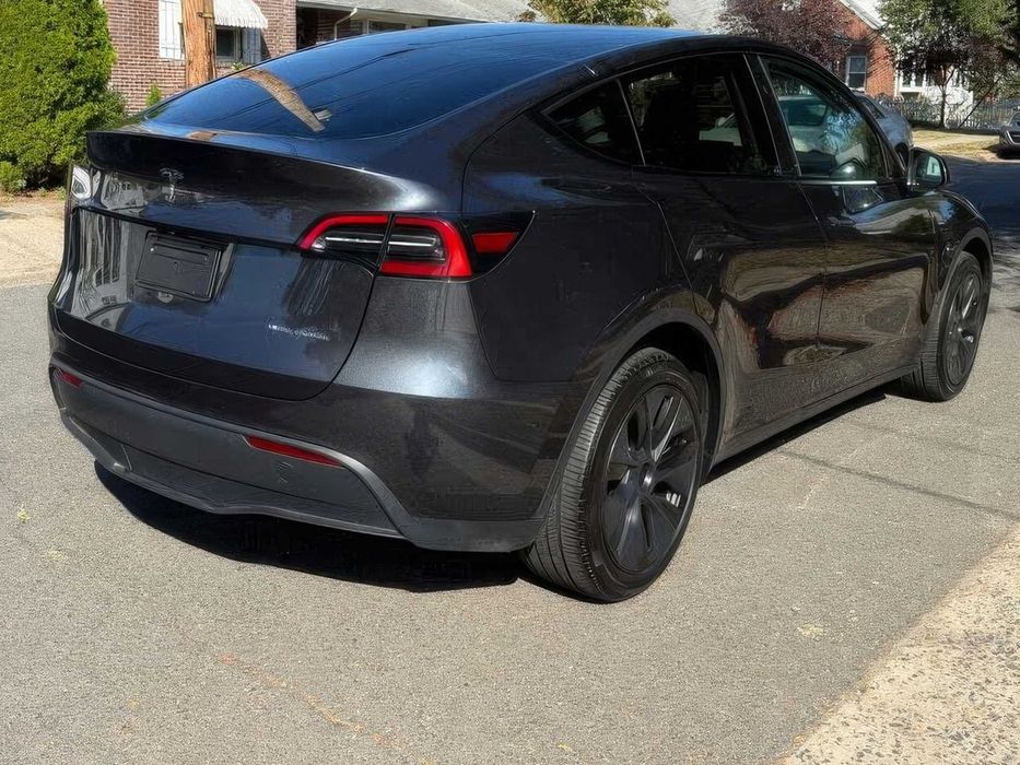 Tesla Model Y Long Range      2025