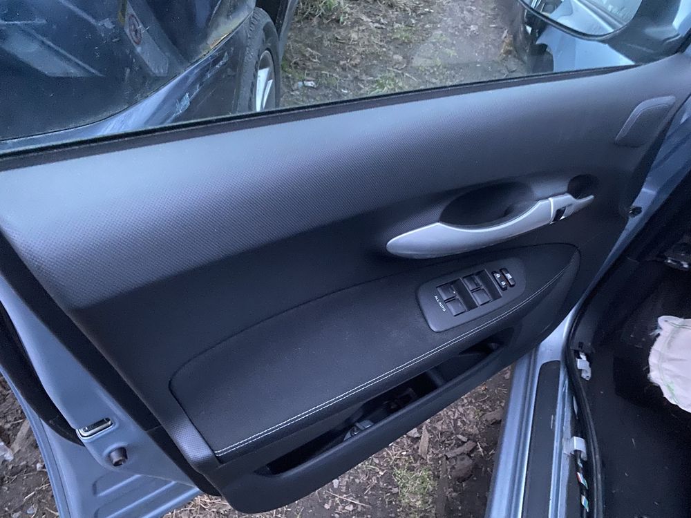 Klapa  tylna ladna Toyota Auris e15 kod lakieru 8s1 cześci