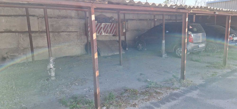 Крытое паркоместо на охраняемой стоянке по улице Ньютона