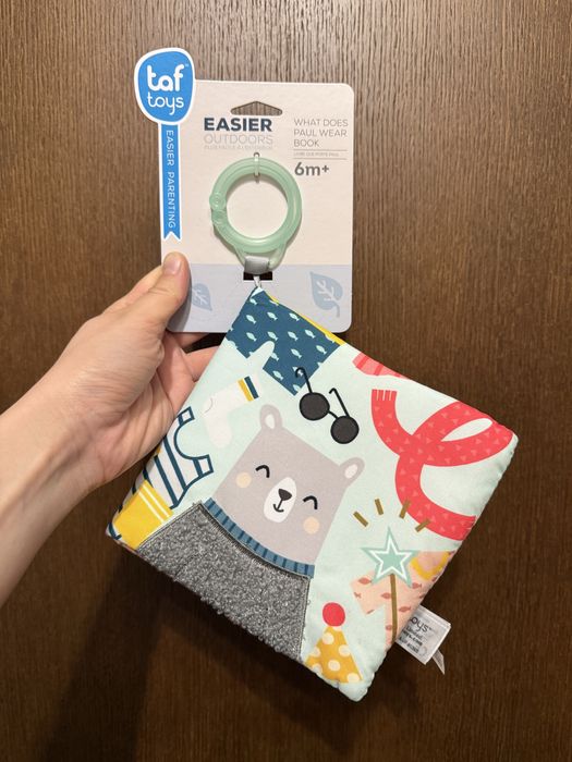 Розвиваюча книжка для візочка Taf toys - Що вдягне ведмедик Пол