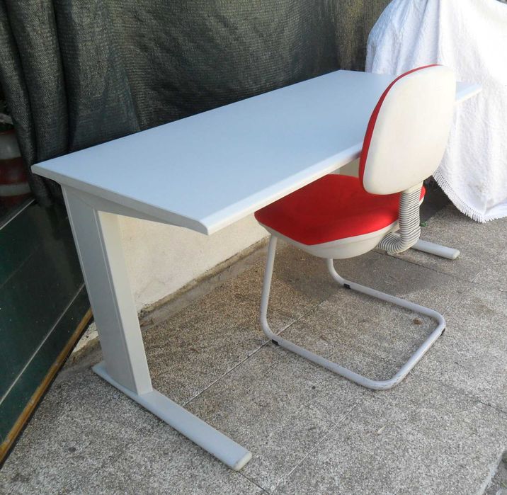 Secretária metálica