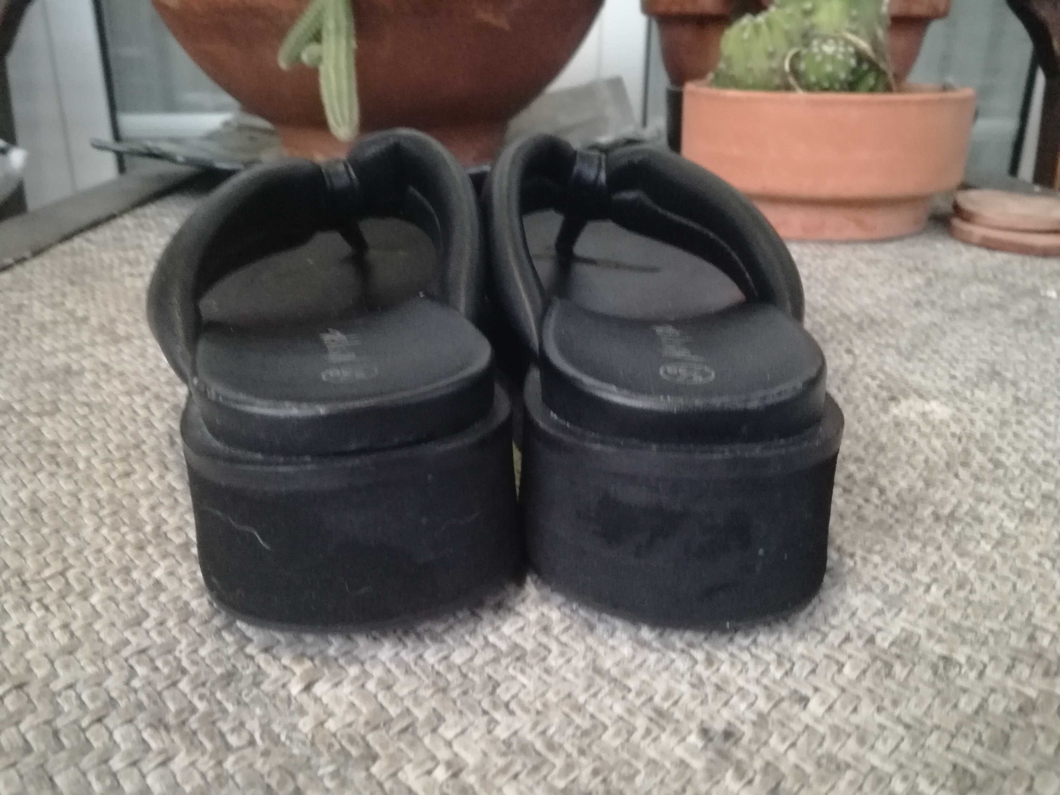 Chinelos pretos em pele Nasty Gal