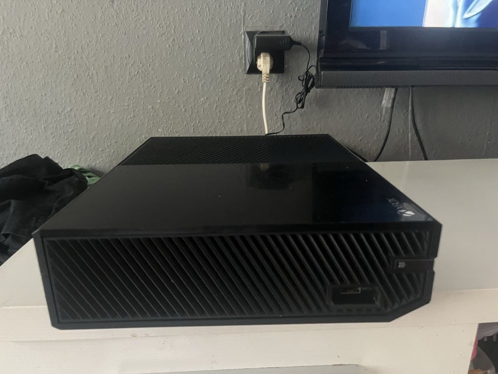 Xbox one +2 pady +2 gry + okablowanie