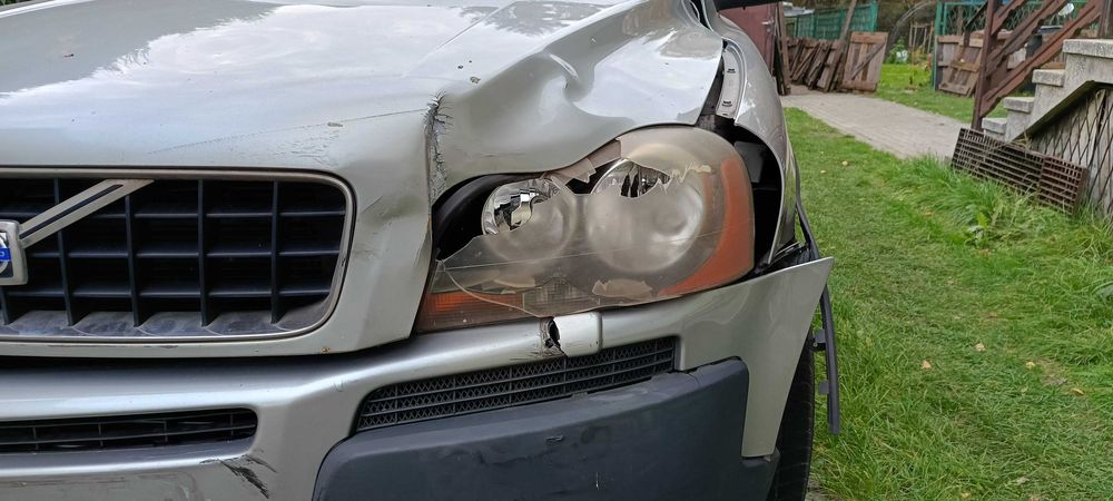 Samochód Volvo XC90, silnik 2.4l; z instalacją gazową; na chodzie