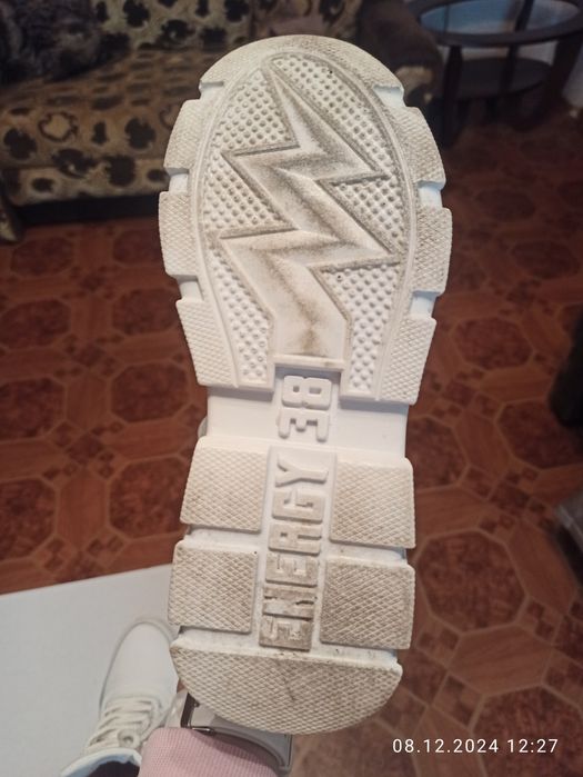 Взуття, ботинки, хайтоы, кроссовки