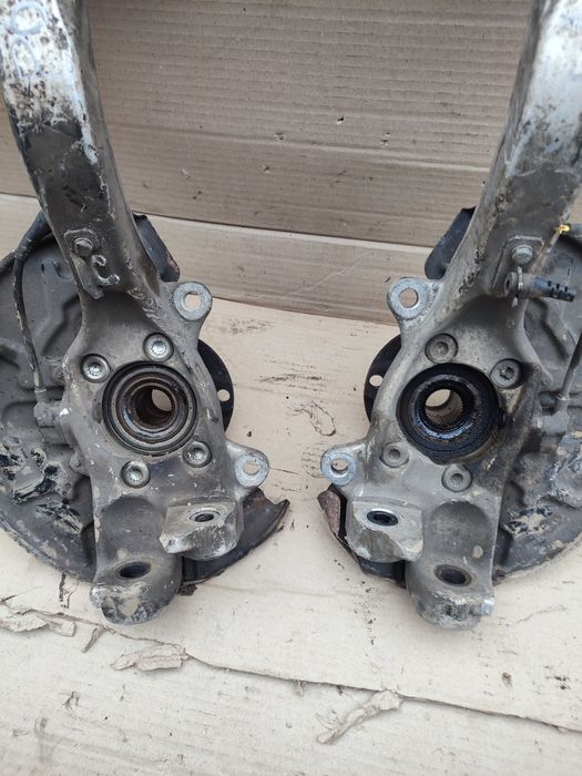 Передня цапфа поворотний кулак лівий і правий Ауді А4В6,А4В7..