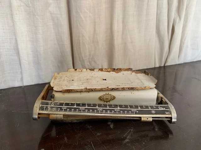 Balança antiga mecânica de prato, com escala até 10 kg.