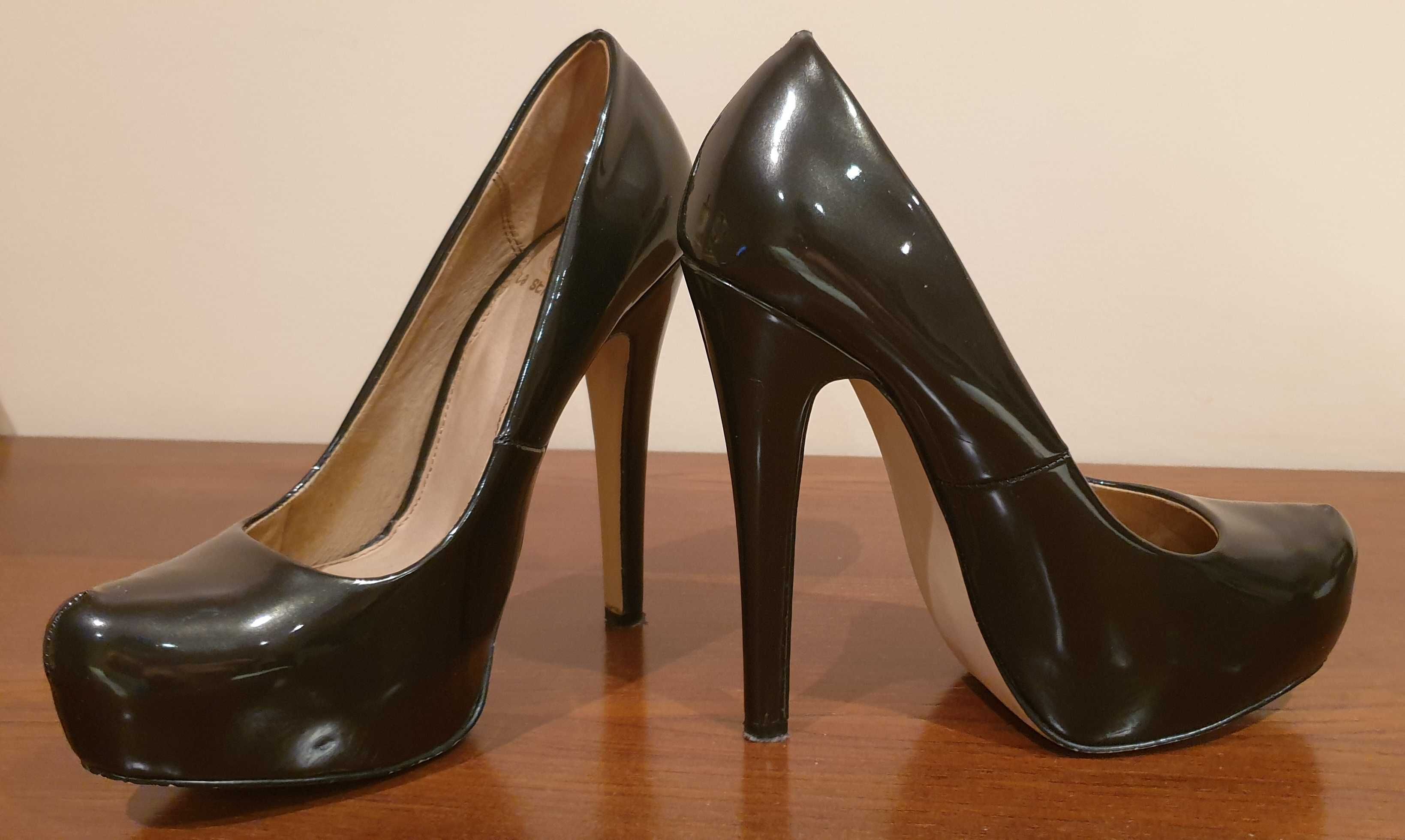 Sapatos Stiletto de Verniz