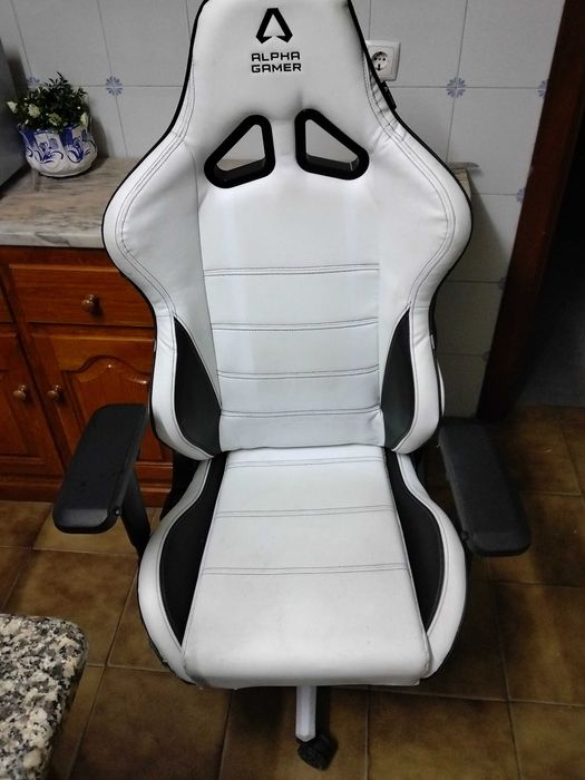 Só hoje domingo 40€Cadeira de escritório game em estado razoável