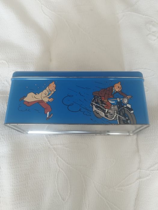 Caixa metálica com personagens da série de banda desenhada As Aventura