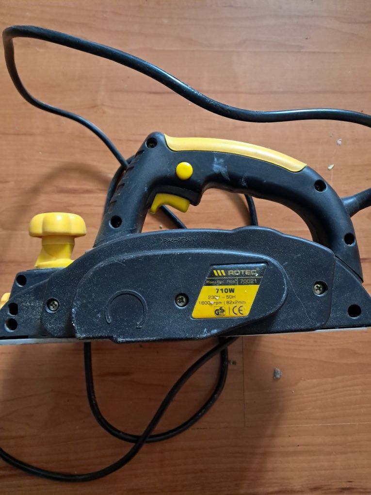 Plaina eletrica Rotec usada