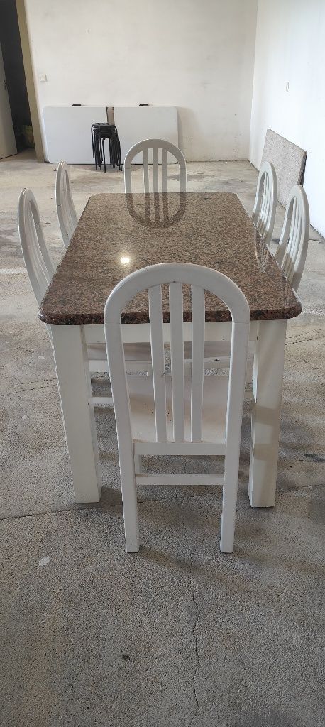 Mesa com tampo em granito