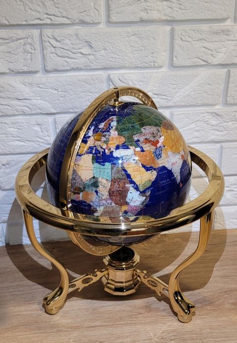 Globus z kamieni szlachetnych z kompasem