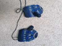 Wełniane ciepłe rękawiczki dla malucha na sznurku