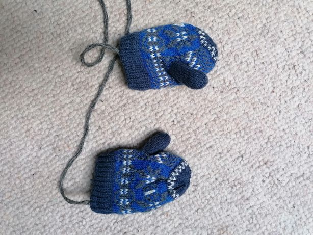 Wełniane ciepłe rękawiczki dla malucha na sznurku