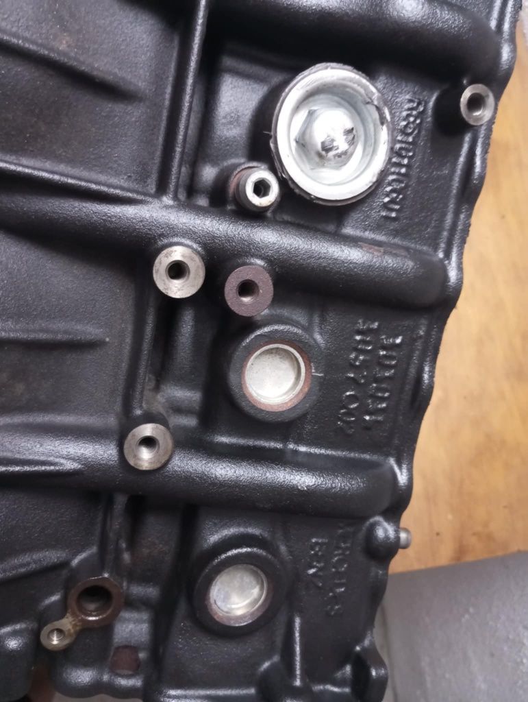 Várias peças de motor Mercedes