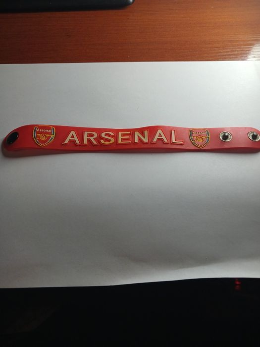 Продаи браслет Лондонского Арсенала.