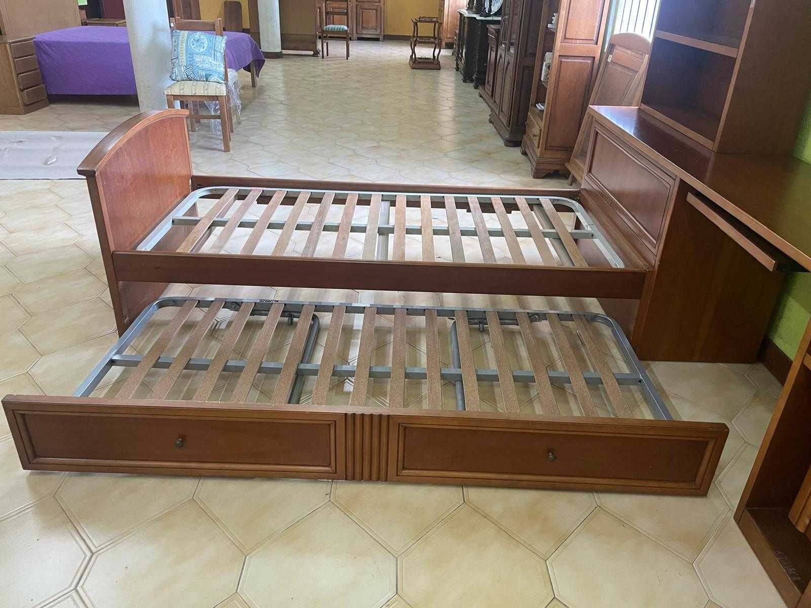 Estúdio secretária com cama elevatória em cerejeira.