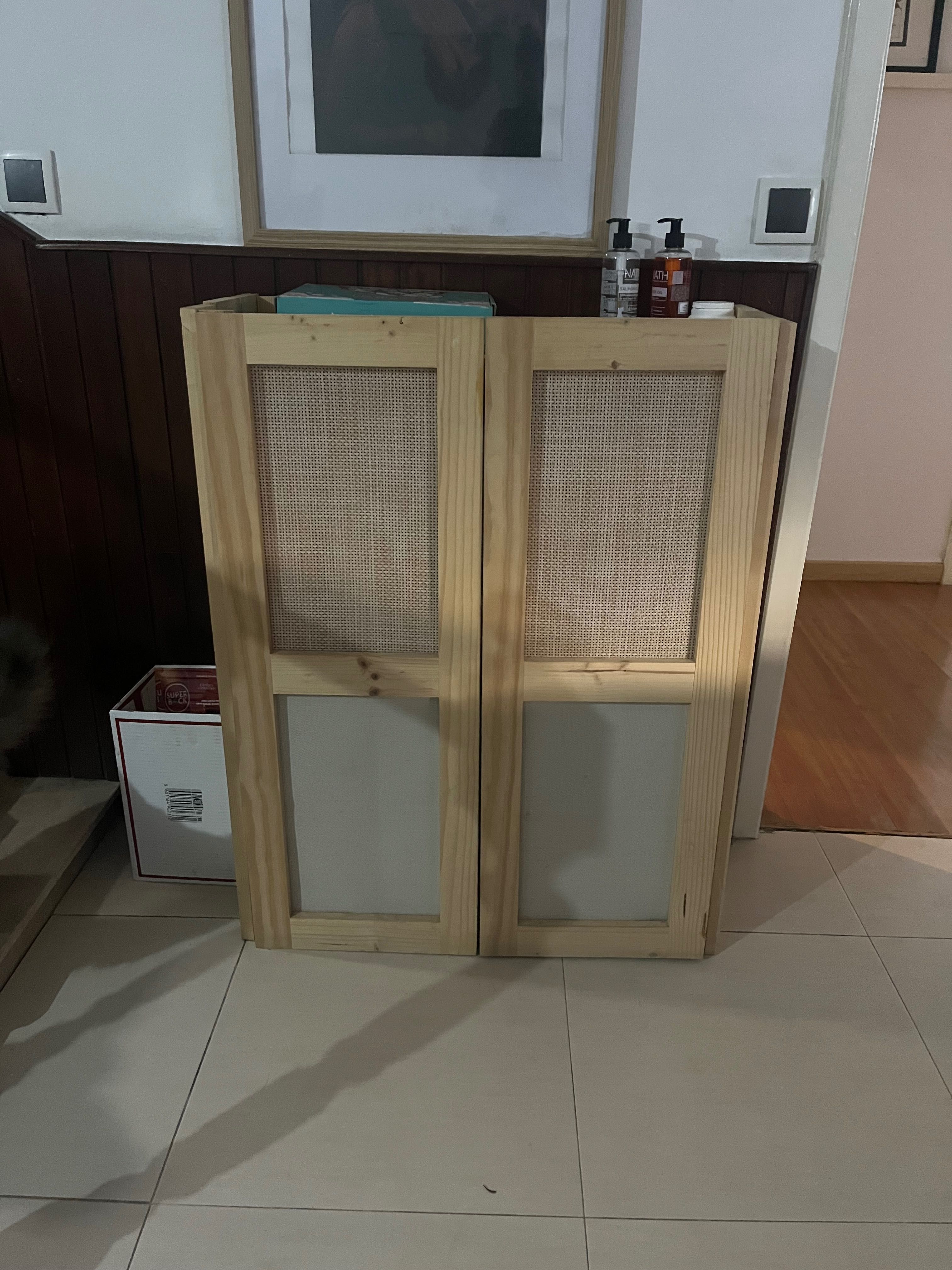 Estantes de madeira para cozinha ou despensa