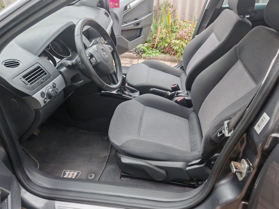 Opel astra 2010 не фарбована