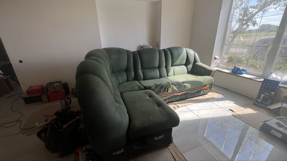 Угловий диван з спальним місцем