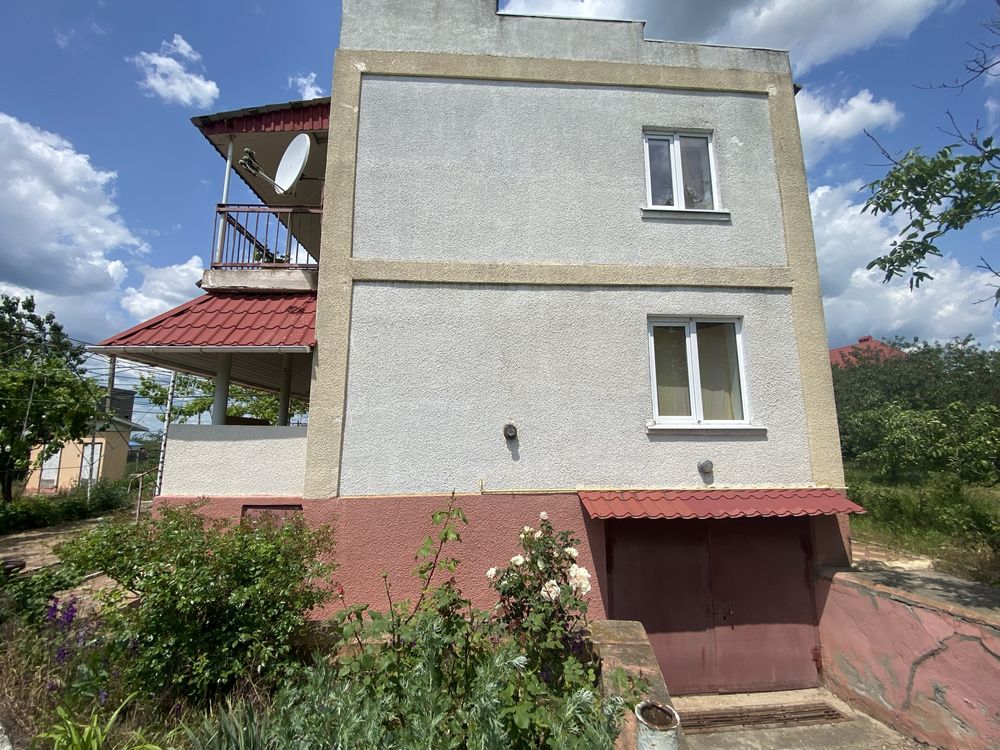 Продам двоповерховий будинок біля лиману