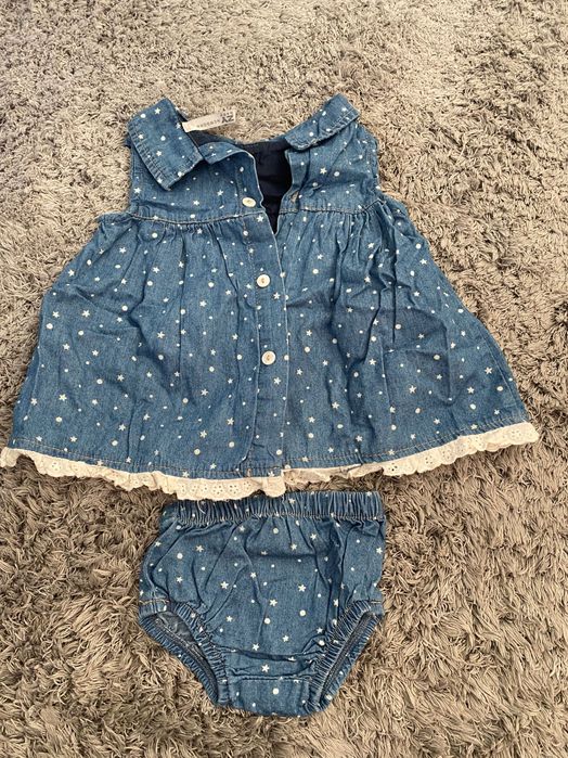 Várias roupas de menina