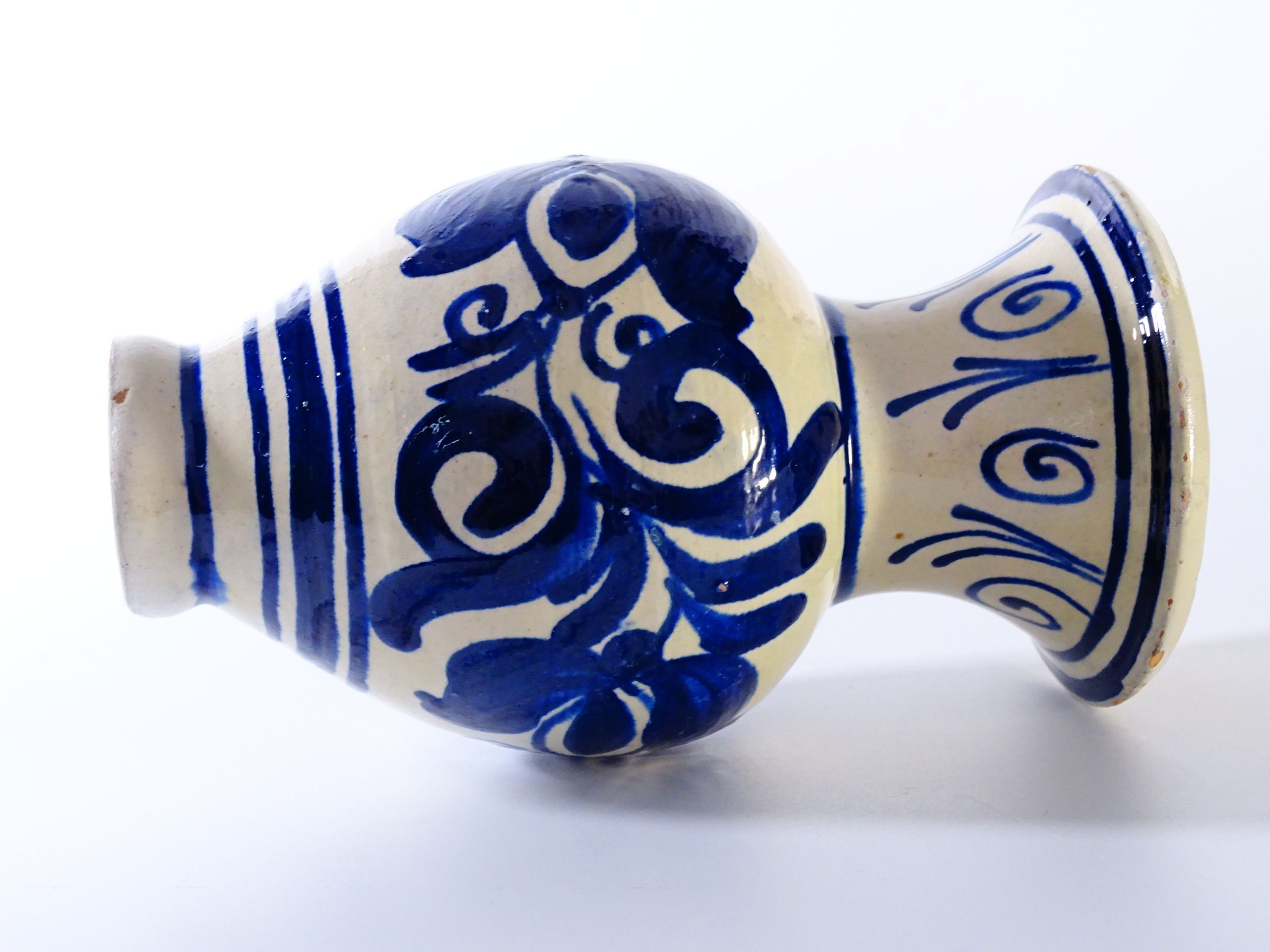 stary ręcznie malowany ceramiczny wazonik wazon