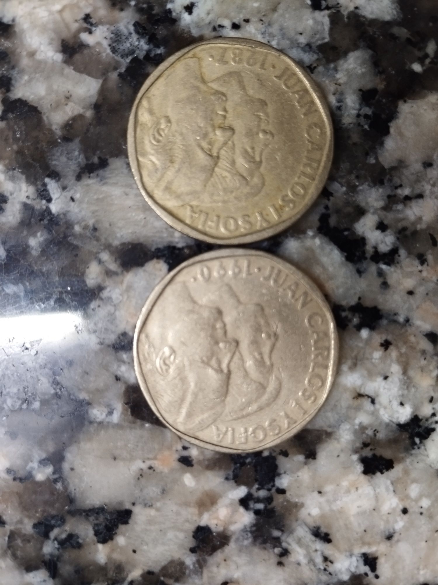 Vendo várias moedas antigas e raras.